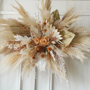 Arco di nozze di fiori conservati e secchi arancione e bianco bruciato, sfondo Swag di fiori, pergolato di fiori di Pampas, decorazioni floreali per matrimoni Boho