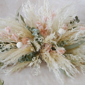 Centrotavola per matrimoni Boho, fiori da tavolo con foglie di eucalipto essiccate conservate, sfondo con swag di fiori, erba di pampa, matrimonio