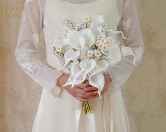 Ramo de novia/damas de honor de flores artificiales blancas con calas y margaritas