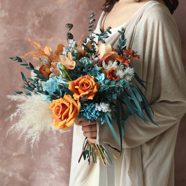 Blaue und orange Seidenrosen, Hochzeitsstrauß Boho Hochzeitsstrauß mit grünen konservierten Eukalyptusblättern, Braut Pampas Rustikale Hochzeitsblumen