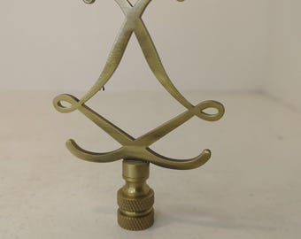 Remate de lámpara antiguo de latón macizo de 8,25 cm con elegante diseño de escritura.