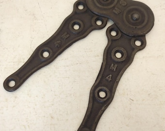 Bisagra de trinquete de hierro forjado a mano de estilo primitivo para puertas con extremo redondo.