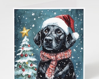 Puede incluir: Un labrador retriever negro con un gorro de Papá Noel rojo y una bufanda roja y negra a cuadros, de pie frente a un árbol de Navidad verde con adornos rojos y amarillos sobre un fondo azul con copos de nieve blancos.