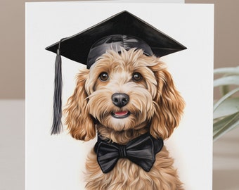 Peut inclure: Un chien brun et blanc portant une toque de graduation noire et un nœud papillon noir. Le chien regarde la caméra avec une expression joyeuse.