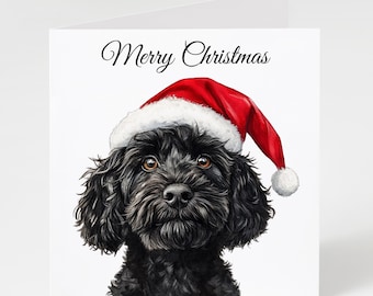 Könnte beinhalten: Weihnachtskarte mit einem schwarzen Hund, der einen rot-weißen Weihnachtsmannhut trägt. Der Hund hat braune Augen und ein flauschiges Fell. Die Worte "Merry Christmas" sind in eleganter Schrift über dem Kopf des Hundes geschrieben.