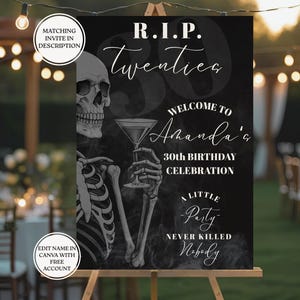 Pode incluir: Placa preta com um esqueleto segurando um copo de martini, com o texto "R.I.P. Twenties" e "Bem-vindo à celebração do 30º aniversário de Amanda". A placa está em um cavalete, com um fundo desfocado.