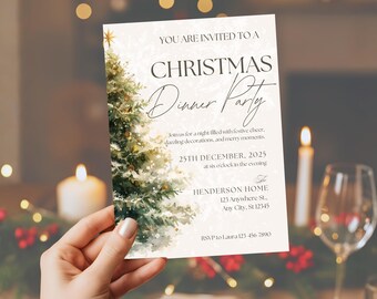 Puede incluir: Una invitación a una cena de Navidad con un diseño de árbol de Navidad en acuarela. La invitación incluye el texto "YOU ARE INVITED TO A CHRISTMAS Dinner Party" y los detalles del evento. La invitación es sostenida.