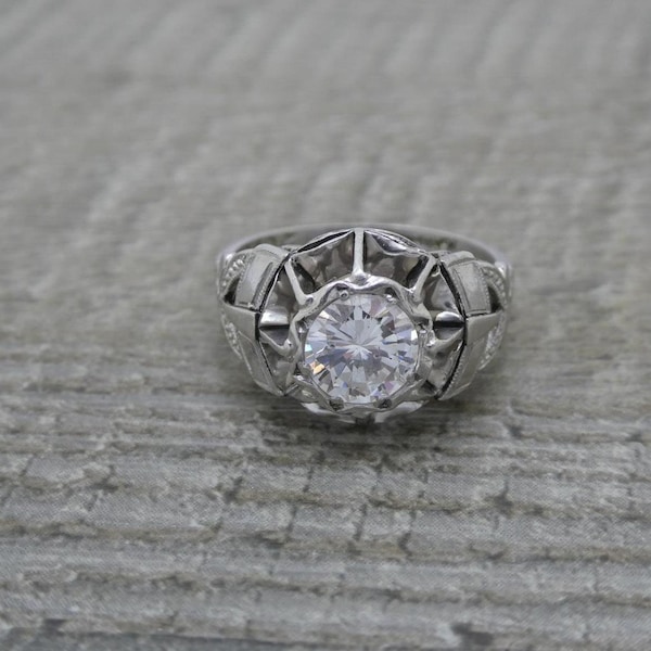 Superbe bague de fiançailles solitaire des années 40 en platine de 0,85 carat sertie de diamants, taille J