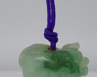 Collar con amuleto de jadeíta verde natural tallado chino antiguo, con forma de cerdo de la suerte.