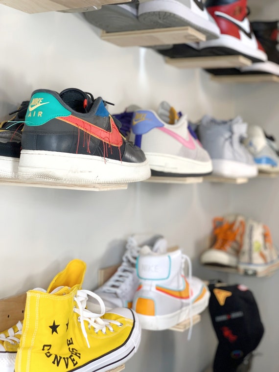 wall shoe display shelves  Shoe store design, Store shelves