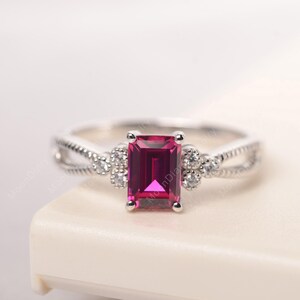 Bague rubis en or blanc, pierre rouge taille émeraude, argent sterling, pierre de naissance de juillet, bague unique en son genre