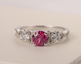 Robijnrode verlovingsring rond geslepen sterlingzilveren delicate trouwring voor vrouwen geboortesteen juli