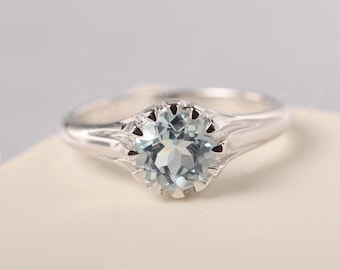 minimalistischer Solitärring runder Schnitt natürlicher Aquamaringoldring blauer Edelstein März Geburtsstein Versprechensring
