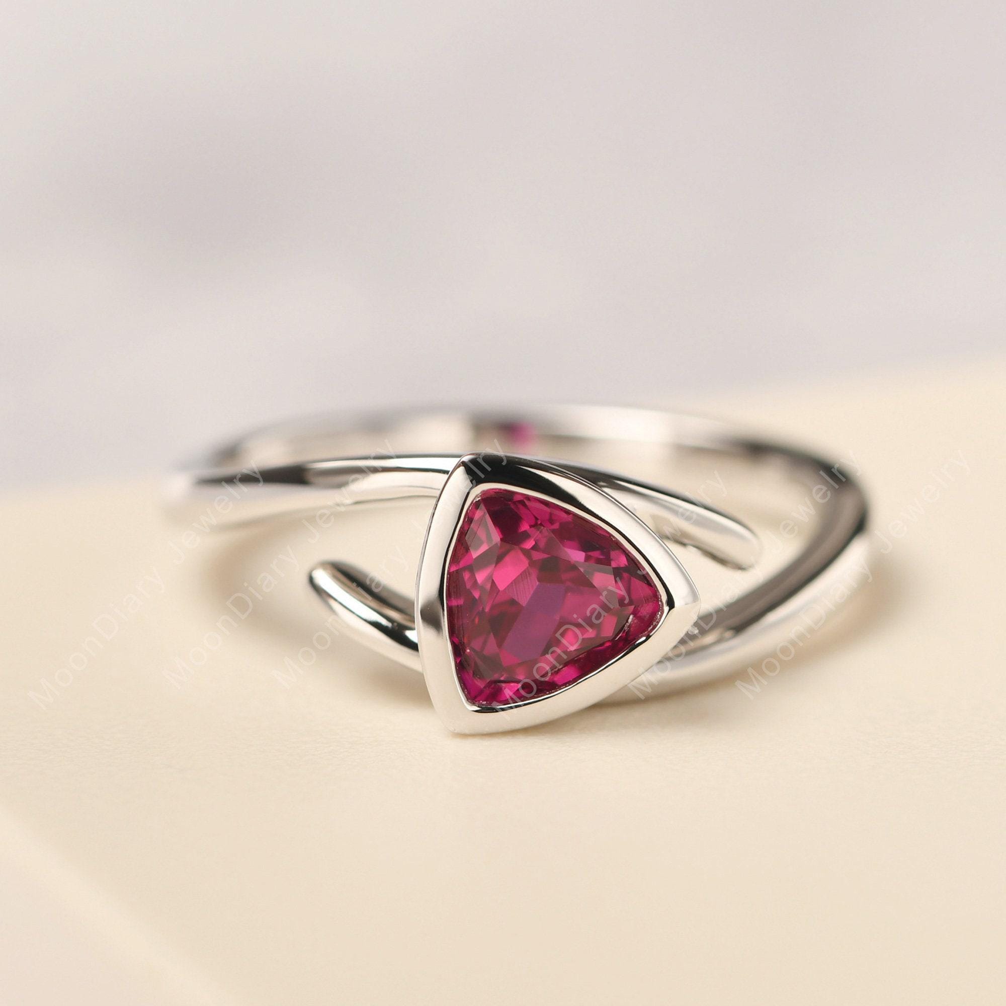 Bague d'anniversaire unique en argent sterling avec rubis de taille trillion et serti clos, pierre de naissance de juillet