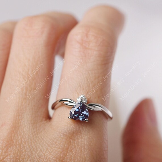 アレキサンドライト ツイストデザイン リング 繊細なアレキサンドライトツイスト結婚指輪ハートカットの色が変わる6