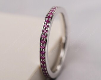 Anillo de bodas apilable con rubí de talla redonda y delicado anillo apilable con piedra de nacimiento de julio.