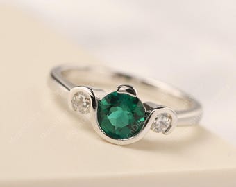 Art deco emerald ring silver round shaped green stone May birthstone three stone ring