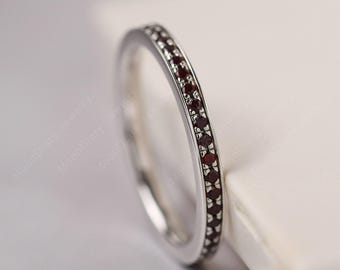 Anillo de eternidad apilable con piedra de nacimiento de granate genuino, alianzas de boda de corte redondo, piedra de nacimiento de enero