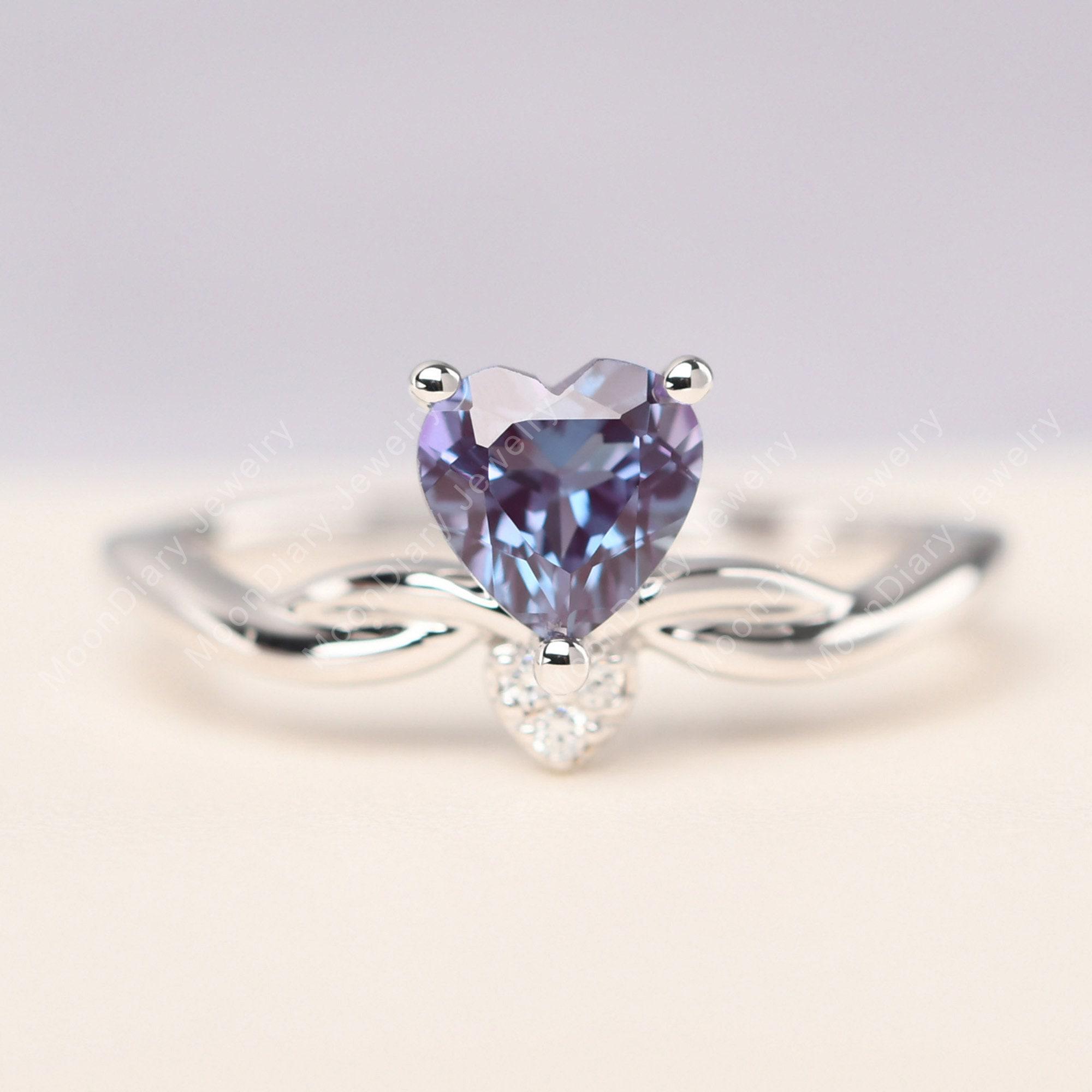 繊細なアレキサンドライトツイスト結婚指輪ハートカットの色が変わる6