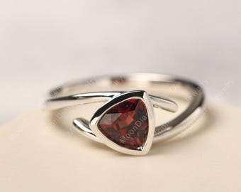 Anillo de compromiso solitario minimalista con granate talla trillón, engaste biselado de oro blanco de 14k, piedra natal de enero.