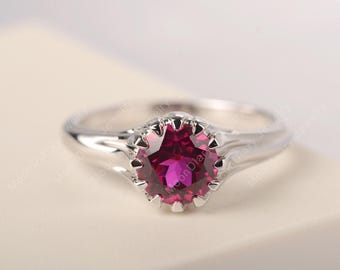 Anillo de compromiso con rubí vintage de corte redondo, piedra natal de julio, en oro blanco de 14 k, anillo solitario único hecho a mano.