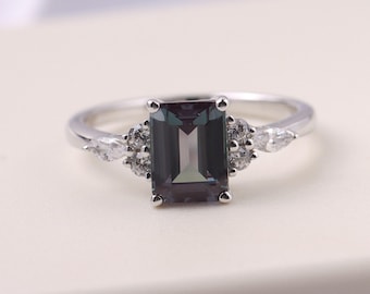 エメラルドカットのアレキサンドライトリング、長方形の婚約指輪、色が