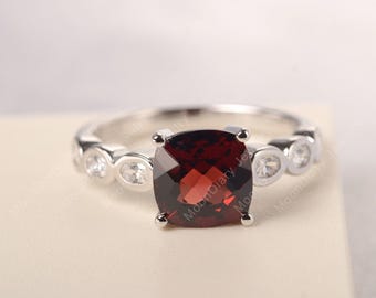 Anillo de granate rojo con corte cojín y piedra de nacimiento de enero, oro blanco macizo, anillo único para cóctel.