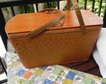 Vintage Wicker Hamper with Lid and Handles | Regal Hamper Rockland Furniture Montreal | Antique Laundry Hamper or Picnic Basket