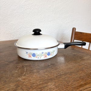 1970s Floral Enamel Skillet with Fitted Lid | White Enamel Frying Pan – Blue Pink Flowers | Retro Kitchen Cookware