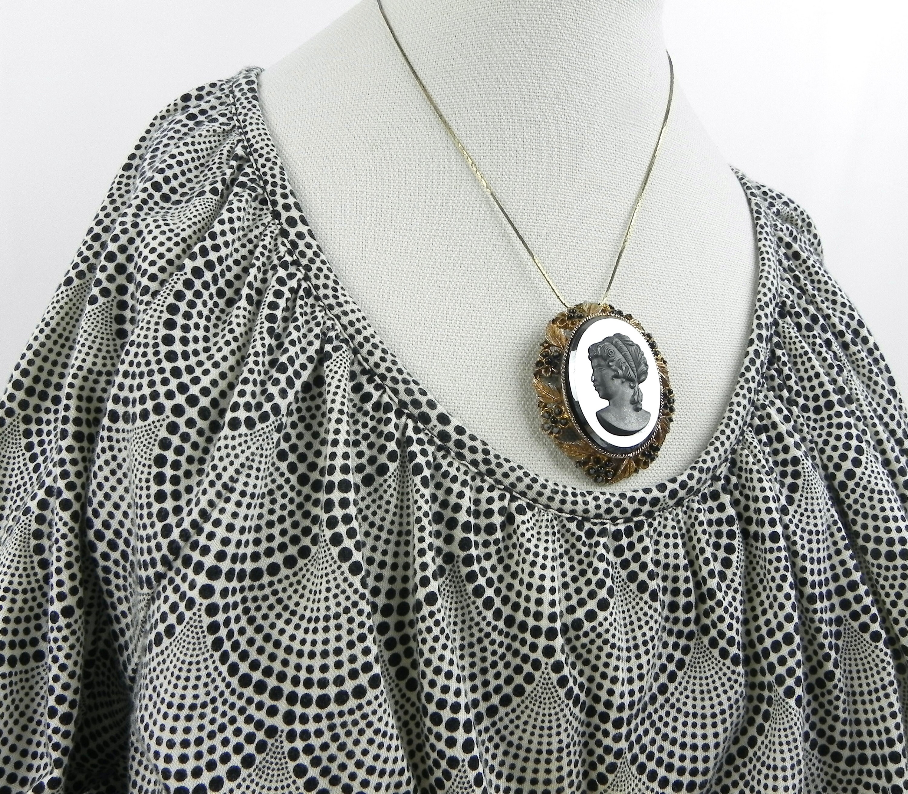 Broche Camée Femme Bakélite Sur Laiton Et Onyx - Regard à Gauche, Occasion