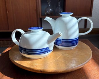 Teiera, caffettiera, lattiera e zuccheriera Melitta Cobalt Pinstripe del 1974 / Porcellana tedesca di metà secolo / Condizioni perfette/mai usate