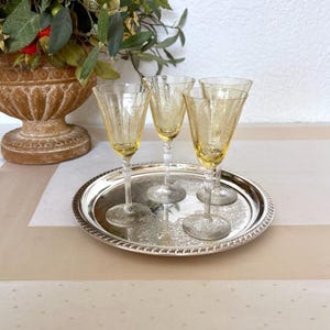 Vintage WM Rogers Silberplatte Rundes Tablett | Geätzte Barockrolle und Blumenmuster | Hollywood Regency Dekor