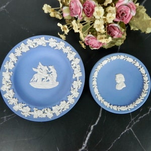 Prato de Jasperware Azul Wedgwood | Prato Mini Busto de Josiah | Prato Pino de Pégaso Baixo Relevo