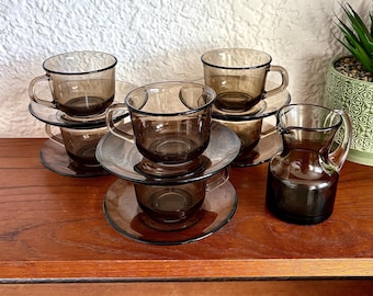 1970er Jahre Arcoroc Rauchglas Tee Kaffee Set | 6 Tassen & Untertassen mit Milchkännchen