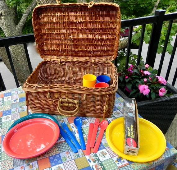 Cesta de picnic de mimbre con juego de 4 platos, tazas y utensilios / Cesta  de rafia tejida con tapa de bloqueo / Cesta para exteriores / Cesta de  playa -  España