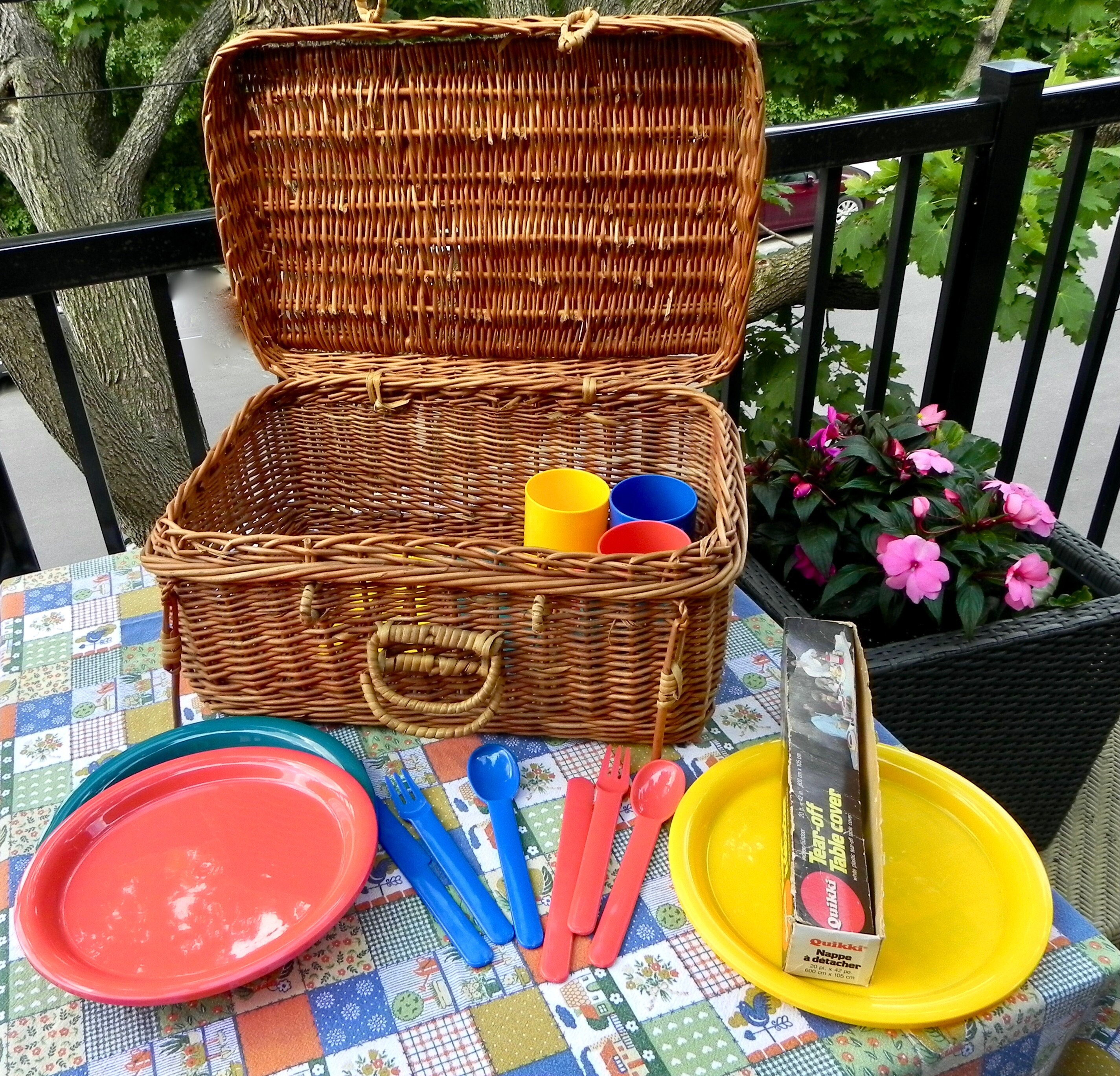  Canasta de mimbre forrada con suministros para picnic - Juego  de picnic para 4 personas con tapa para picnics al aire libre, viajes a la  playa y más - Color marrón 