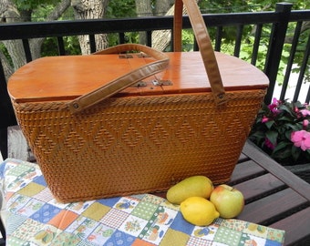 Vintage Wicker Hamper | Regal Hamper Rockland Furniture Montreal | Antique Laundry Basket