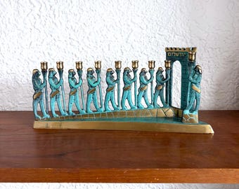Vintage NOGA Bronze Chanukka Menora | Fackelträger am Jerusalemer Tor