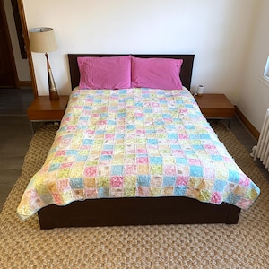 courtepointe en patchwork faite main vintage | Grand couvre-lit en coton pastel | Couvre-lit rose vert bleu