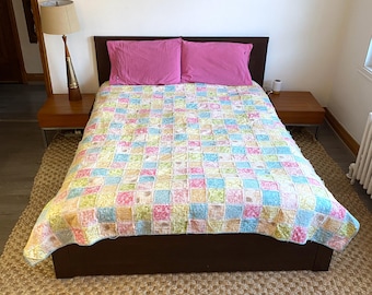 Edredón de patchwork vintage hecho a mano / Funda de cama grande de algodón pastel / Cubrecama rosa, verde y azul