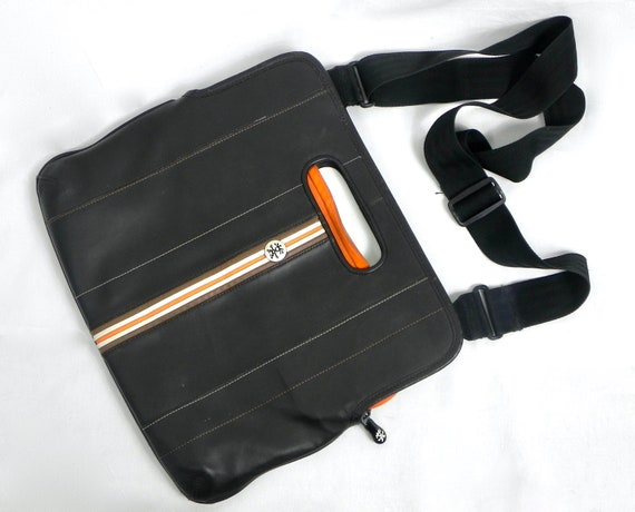 Crumpler laptop messenger bag deals