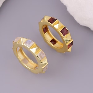 Bague pierre de lune en or. Bague grenat. Bague pyramide. Bagues design tendance. Anneaux en laiton. Plaqué or.