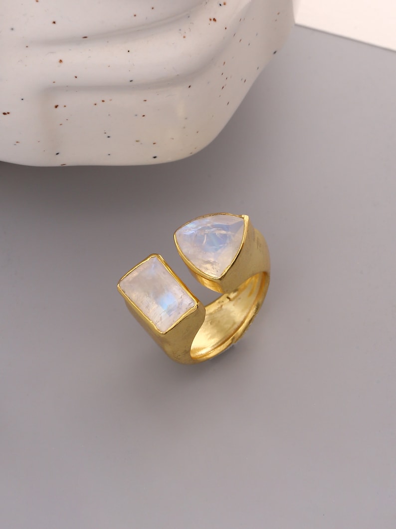 Anello in pietra di luna in oro. Anello importante in stile boho. Anello in citrino, ossidiana, rutilo dorato, apatite, lapislazzuli, ametista, quarzo rosa. Corniola, opale. immagine 1