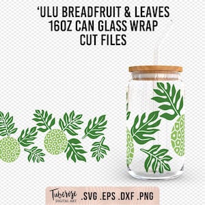 Op de afbeelding: Een digitaal snijbestand met een ontwerp voor een 473 ml glazen verpakking met een tropisch patroon van broodvrucht en bladeren. Het ontwerp bevat een groene broodvrucht en bladeren op een doorzichtige glazen pot met een houten deksel en een rietje.