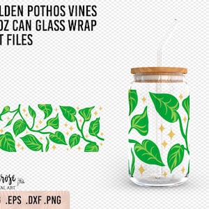 Puede incluir: Un vaso transparente de 16 oz con tapa de madera y pajita. El diseño presenta vides y hojas de potos verdes con detalles de estrellas doradas. El texto de la imagen dice "GOLDEN POTHOS VINES 16OZ CAN GLASS WRAP CUT FILES".