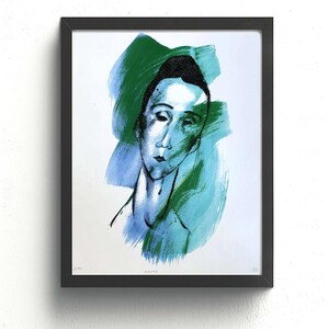 Könnte beinhalten: Gerahmter Kunstdruck mit einem Porträt einer Person mit dunkler Frisur. Das Kunstwerk verwendet grüne und blaue Pinselstriche, um ein einzigartiges und ausdrucksstarkes Bild zu erzeugen. Der Druck befindet sich in einem schwarzen Rahmen und ist an einer weißen Wand befestigt.