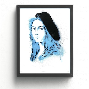 Könnte beinhalten: Gerahmter Kunstdruck mit einem stilisierten Porträt einer Frau mit blauen Haaren und einem schwarzen Barett. Das Kunstwerk verwendet einen Sprüheffekt mit blauen und schwarzen Farbtönen auf weißem Hintergrund. Der Druck ist in einem schwarzen Rahmen.