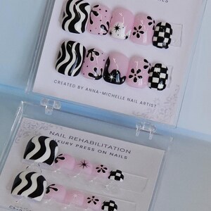 Schwarz und weiß pick and mix Nägel. 10 Fingernägel und 10 farblich passende Fußnägel mit Applikations-Set enthalten Nägel aufpressen