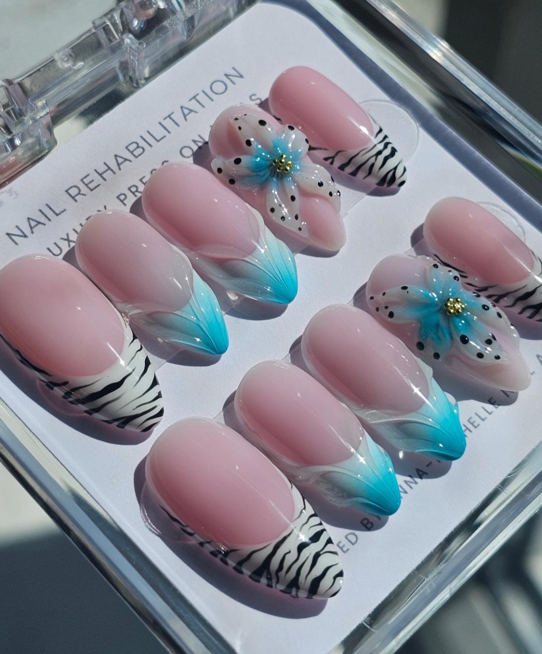 エアブラシゼブラプリントのプレスオンネイル：3Dフラワー
