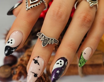 Spooky press on nails for Halloween. Traditional Halloween colours purple and green with bats and chrome details. So much detail on this set